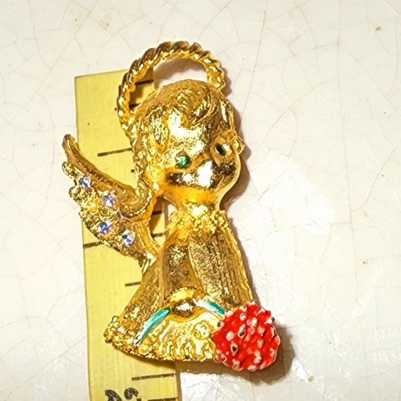 MYU gold angel with emerald colored eyes holding a daisy - Picture 7 of 7